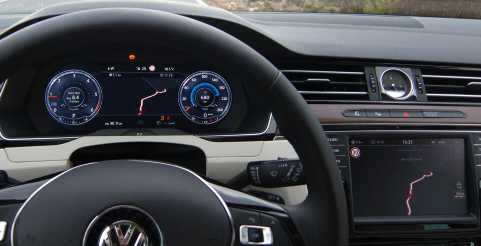 Passat med heldigitalt instrumentpanel.