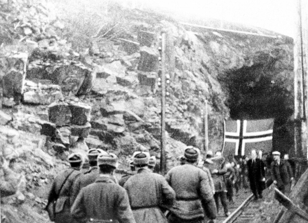 <b>FRIHET:</b> Sivile som har skjult seg i gruvegangene i Bjørnevatn i Kirkenes, kommer lykkelige ut med flagg under frigjøringen og møter de sovjet-russiske soldatene fra Den røde armé.