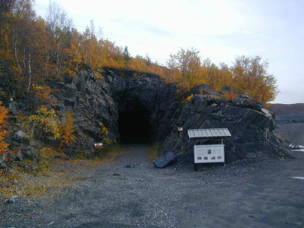 <b>I DAG: </b>Inngangen til gruva markert med en informasjonstavle.