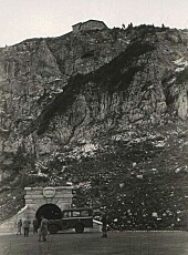 Bilde fra 1945, som viser inngangen til gangtunnelen, med selve bygget på toppen.