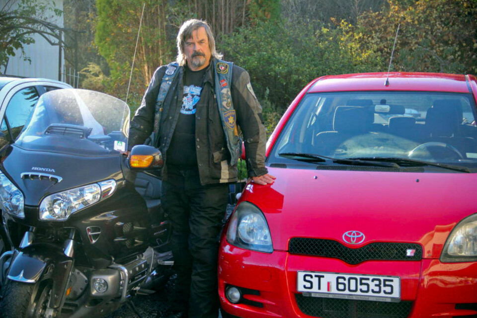 GÅR OG GÅR: Den lille, røde Toyota Yarisen har virkelig vært en trofast følgesvenn for Jostein Bø. Han kjøpte den ny i 2001 - og siden den tid har den faktisk aldri byttet olje eller oljefilter på bilen. Men den går like godt fortsatt ... FOTO: Privat
