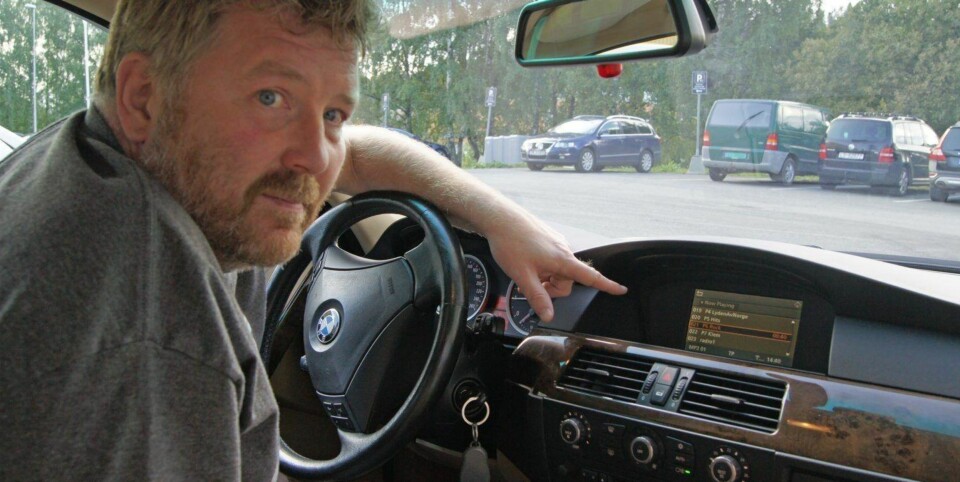 ETTERMONTERT: Stig Westerhus fra AutoHiFi AS må selge og montere svært mange adaptere dersom alle skal få DAB i bilen innen januar 2017. I denne 2006-modellen av BMW E60 sitter et ettermontert anlegg med DAB fra Dension.