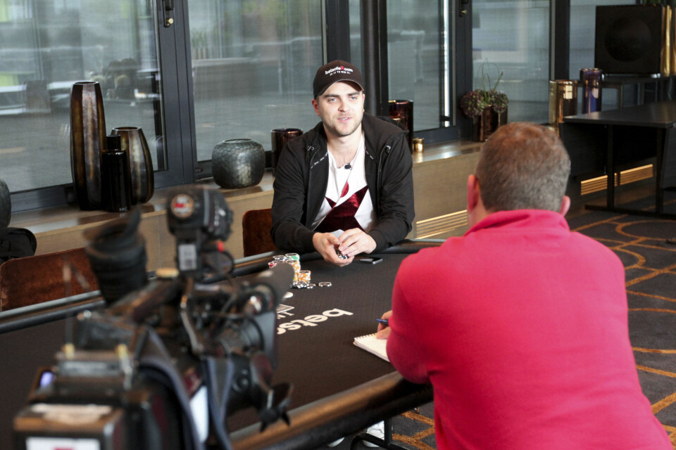 MEDIEOPPMERKSOMHET: Før VM i poker var det ikke mange utenfor pokermiljøet som hadde hørt om Felix Stephensen. Før VM avsluttes i november er det mange intervjuer som skal gjennomføres.