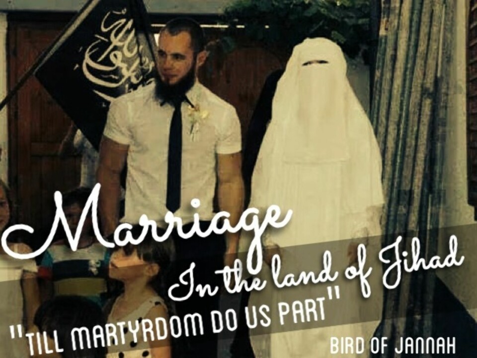 Den angivelige IS-bruden har postet sitt angivelige bryllupsbilde på bloggen sin. I bakgrunnen henger det svarte IS-flagget.