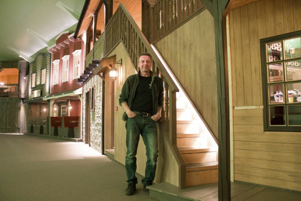 STORT PROSJEKT: Gunnar Tonhaugen i byen han har skapt sammen med venner og familiemedlemmer.