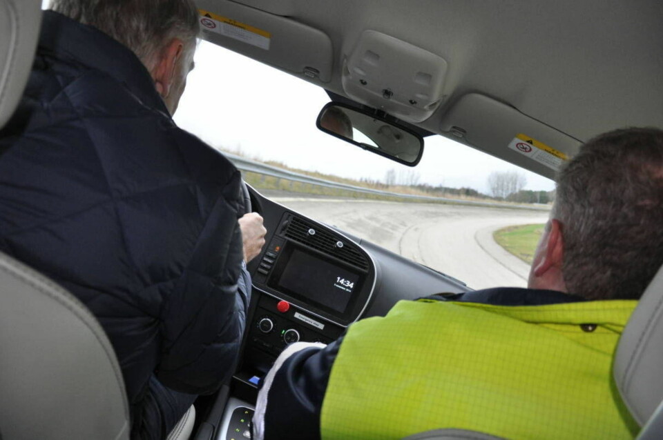 Her sitter Brooms bilekspert bak rattet i den elektriske Saab 9-3-en på Saabs egen testbane. Broom er blant svært få som har fått anledning til å teste bilen.