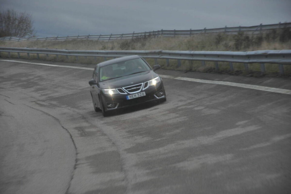 Benny lar den elektriske Saaben få strekke på bena.