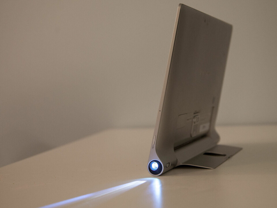 Lysstyrken på den integrerte projektoren er i svakeste laget.