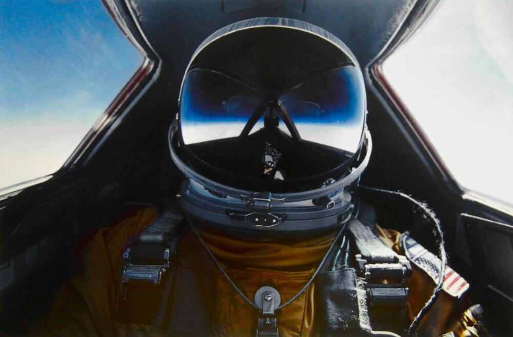 TIDENES BESTE SELFIE? Pilot Brian Shul knipser seg selv i full utrustning fra cockpiten i sin SR-71 Blackbird. Særlig frekkere selfie får en neppe.