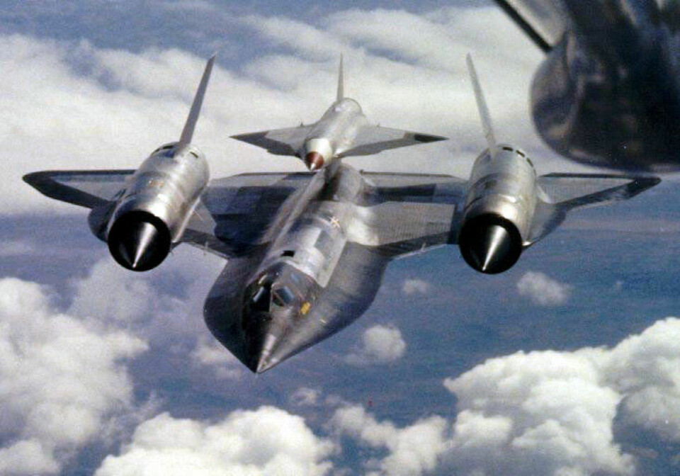 MD-21: Blackbird-typen M-21 med dronen D-21 på ryggen. Sammen ble farkostene kalt MD-21. Det ble ingen videre suksess. En pilot døde som følge av at dronen krasjet med moderflyet. Kun fire droner ble sendt innover Kina før prosjektet ble avviklet i 1971.