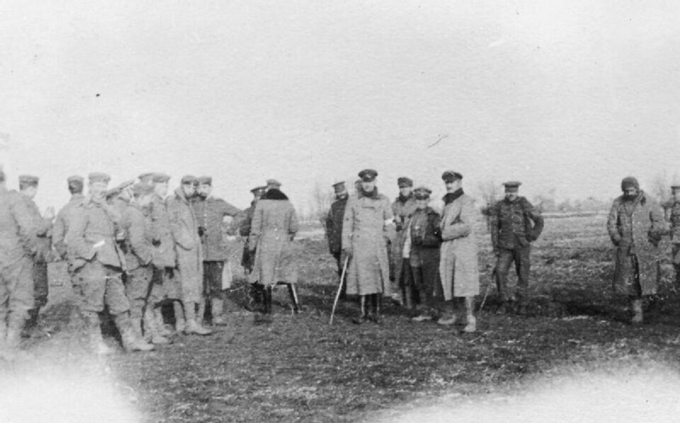 JULEVÅPENHVILEN: Tyske og britiske soldater i ingenmannsland under julevåpenhvilen i 1914.