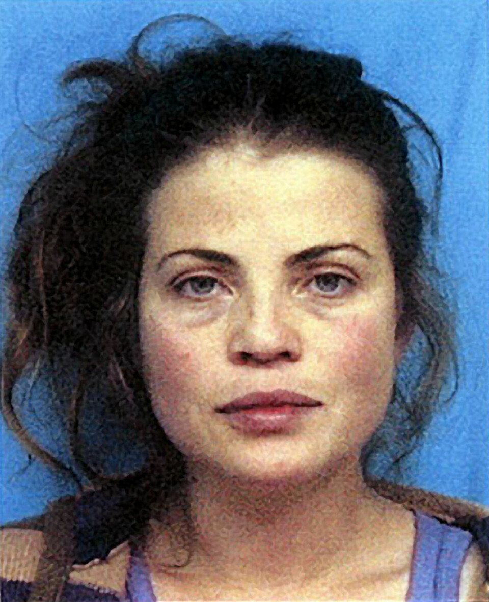 Yasmine Bleeth ble arrestert i 2001 og siktet for besittelse av kokain. Hun ble dømt til to år prøvetid og hundre timer samfunnstjeneste i januar 2002.