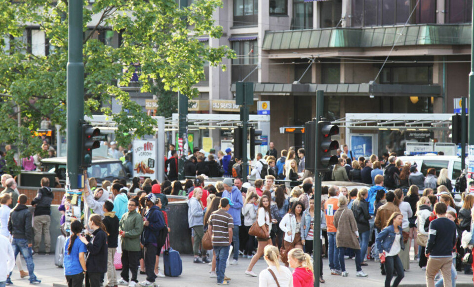 Her vinker Bieber fra balkongen