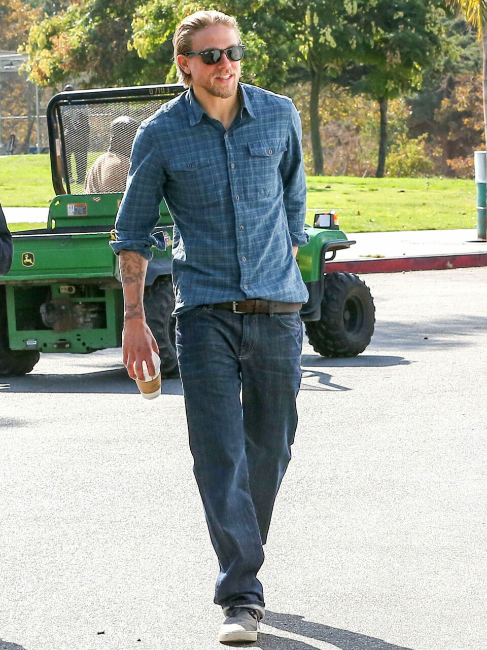 BARSK MED SKJEGG: Skuespiller Charlie Hunnam, kjent fra serien Sons of Anarchy, kan sies å være definisjonen på den nye mannetrenden lumbersexuals: Barsk, med skjegg, iført en avslappet og kul skogsarbeiderinspirert stil og skikkelig mann.