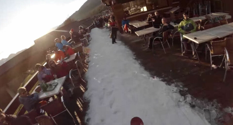 GALSKAP: Den franske skikjøreren Candide Thovex har satt mange Youtube-brukeres hjerte i halsen med denne halsbrekkende skivideoen. Her i det han hopper inn på en restaurant i bakken.