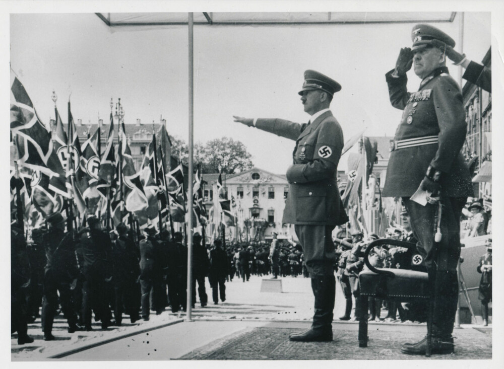 DIKTATOR: Adolf Hitler inspiserer tyske tropper sammen med general Walther von Brauschtisch.