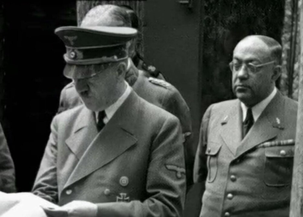 PASSER PÅ: Theodor Morell var aldri langt unna Adolf Hitler. Selv hadde han ingen militær rang, men fikk sydd seg en uniform som han brukte.