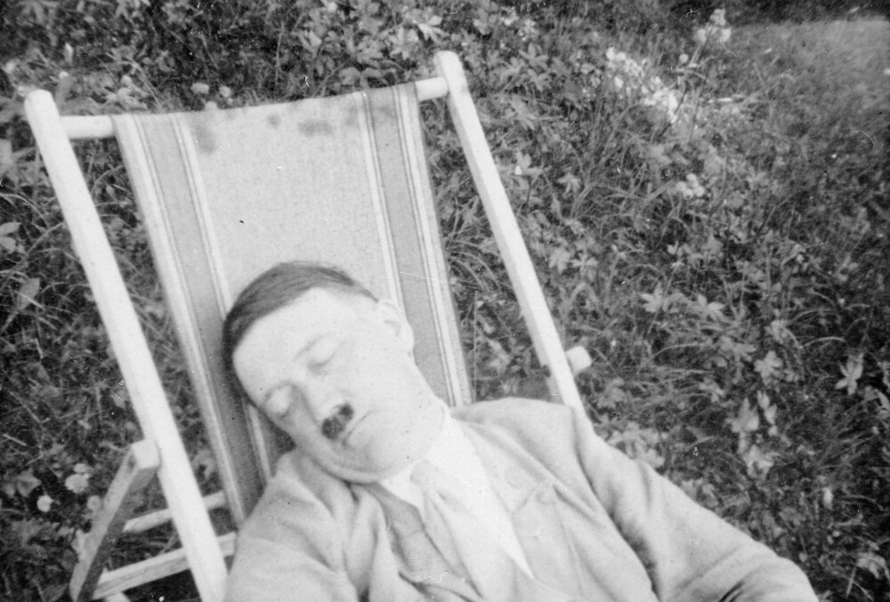 SØVNPROBLEMER: Adolf Hitler slet ofte med søvnen noe livlegen kurerte med sterke sovemedisiner. Her et bilde av en sovende Hitler fra 1929.