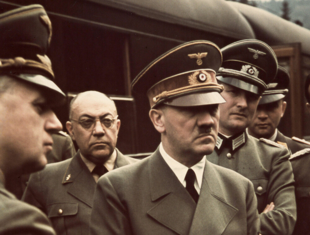 ALDRI LANGT UNNA: Da Hitler søkte tilflukt i førerbunkeren var Theodor Morell med. Livlegen var aldri langt unna sin pasient, spesielt de siste årene av diktatorens liv. 