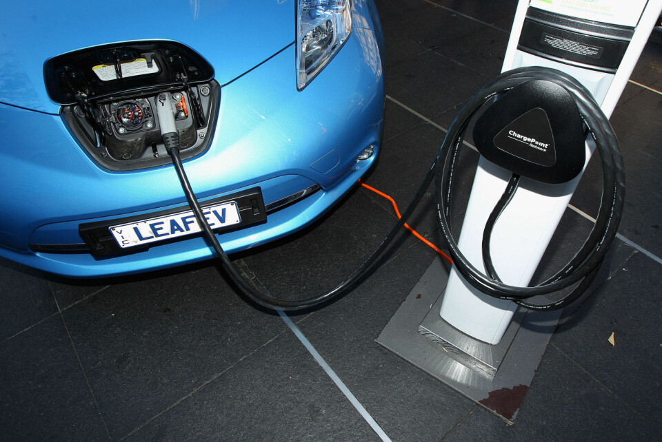 En Nissan Leaf, en av Norges mest populære elbiler, lades opp.