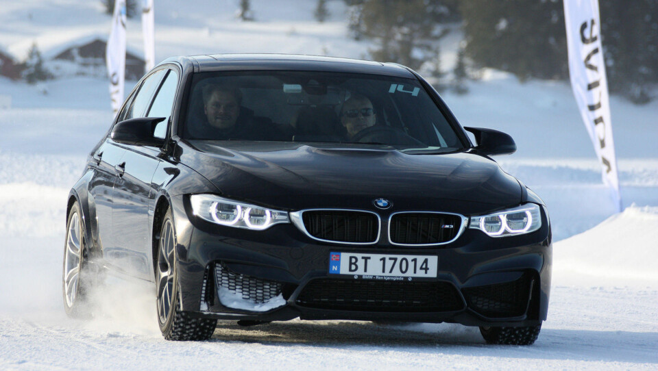 Her kommer M3-en tilbake fra en runde med BMWs produktsjef. Snøen fra snøfonna sitter godt fast inni fronten.