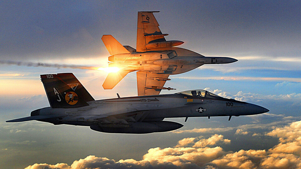 PÅ VEI UT: To fly av typen FA-18 Super Hornet på oppdrag over Afghanistan i desember 2008. Det er den hangarskip-basert typen F/A-18E/F som skal erstattes sammen med EA-18G Growler.