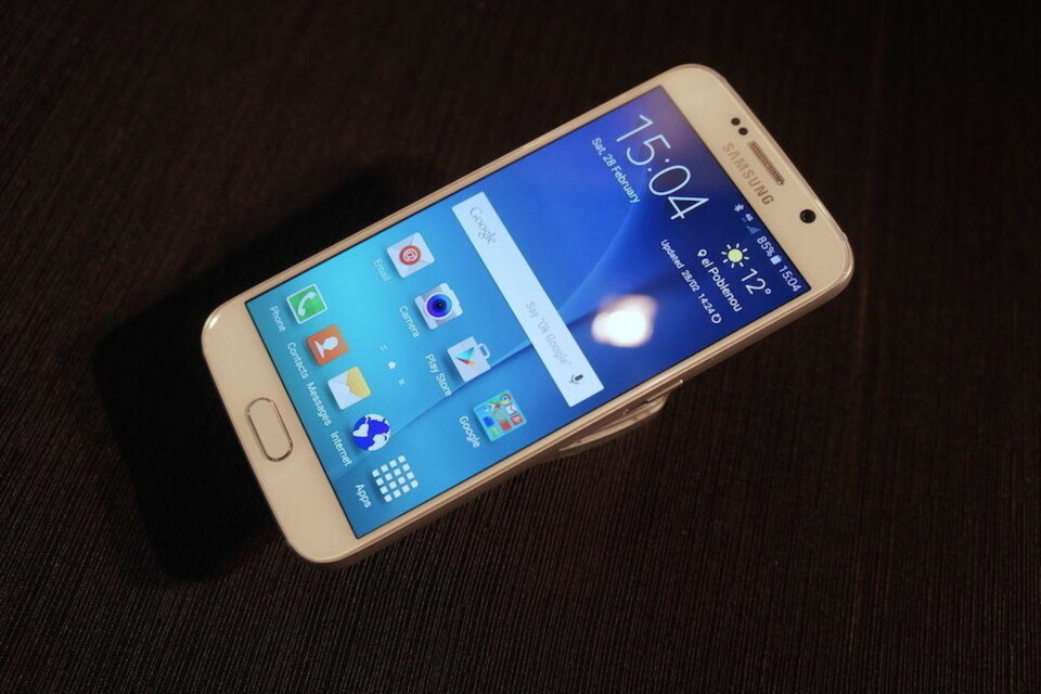 Sett forfra Samsung Galaxy S6 ved første blikk lik forgjengeren, men det inntrykket blir borte når man berører for-og baksiden av Gorilla Glass 4.