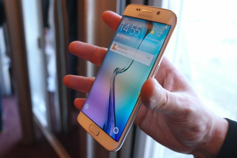 Samsung-mobilene fås i perlehvit, safirsort, topasblå (kun Galaxy S6), platinagul og til slutt smaragdgrønn (kun Galaxy S6 edge), som er avbildet.