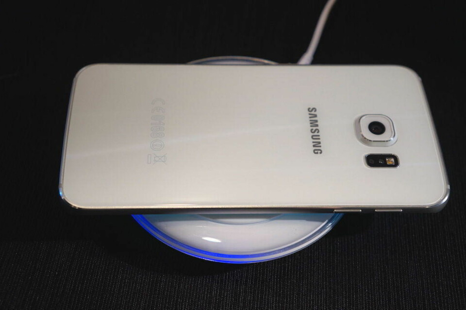 På baksiden av begge modeller sitter et kamera med 16 MP samt en infrarød sensor, som hjelper med innstillingen av hvitbalanse. Hjerterytmemåleren som Samsung introduserte på forgjengeren er derimot borte.
