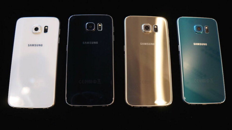 Samsung-mobilene fås i perlehvit, safirsort, topasblå (kun Galaxy S6), platinagul og til slutt smaragdgrønn (kun Galaxy S6 edge), som er avbildet.