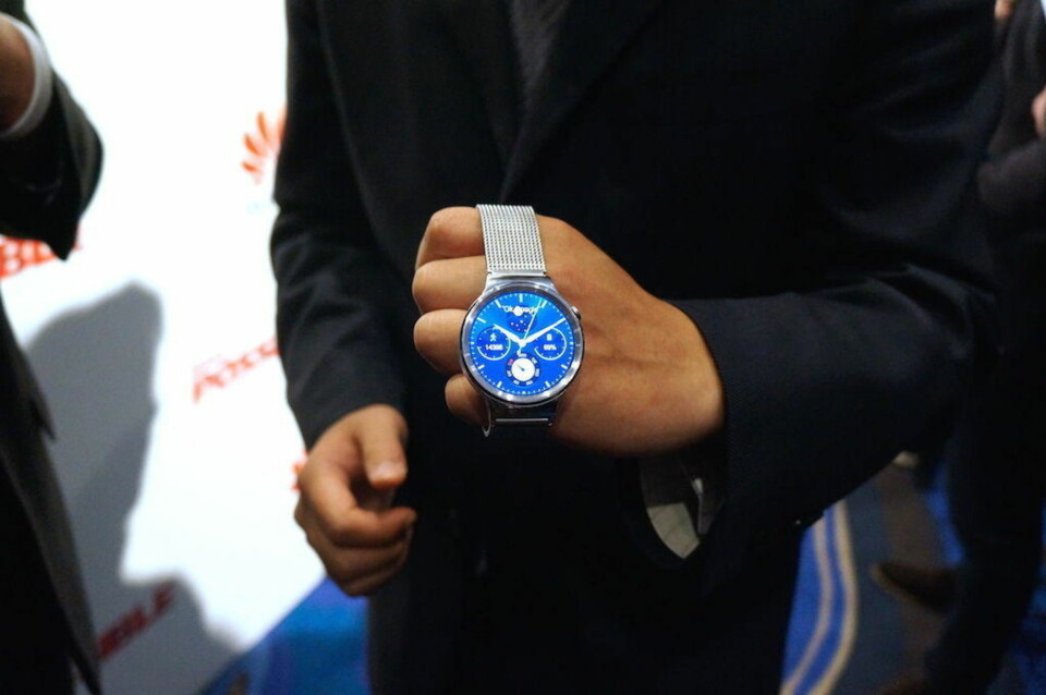 Huawei Watch skal ligne en klassisk klokke. Derfor er den rund, og derfor passer den med alminnelige klokkelenker og -remmer.