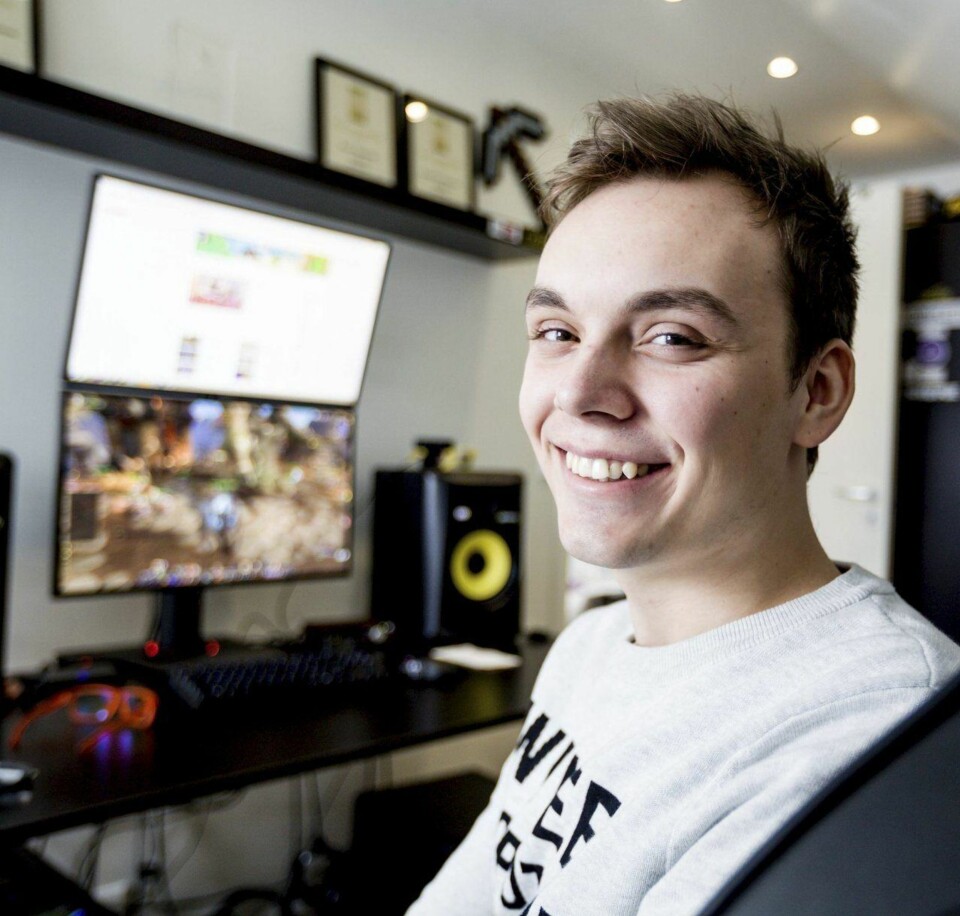 SPILLSTJERNE: - To prosent av Norges befolkning ser meg spille dataspill hver dag. Det er ganske rart, sier Joachim Haraldsen som blir gjenkjent på gata til stadighet. Det er fra dette gutterommet 22-åringen hver dag når ut til 100.000 mennesker via webkamera og mikrofon.