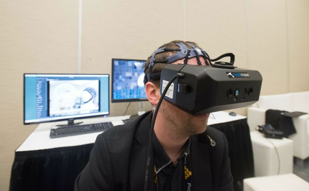 VIRTUELL VIRKELIGHET: Utvikleren Nicolas Bourdaud demonsterer VR på en spillmesse. Men VR har bruksområder langt utenfor spillverdenen...