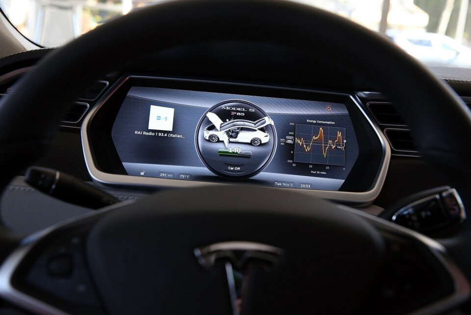 REKKEVIDDE: I instrumentpanelet på Tesla Model S kan sjåføren hele tiden følge med på hvordan kjøringen påvirker batteriforbruket. Mange høye topper kan påvirke hvor langt du kommer.