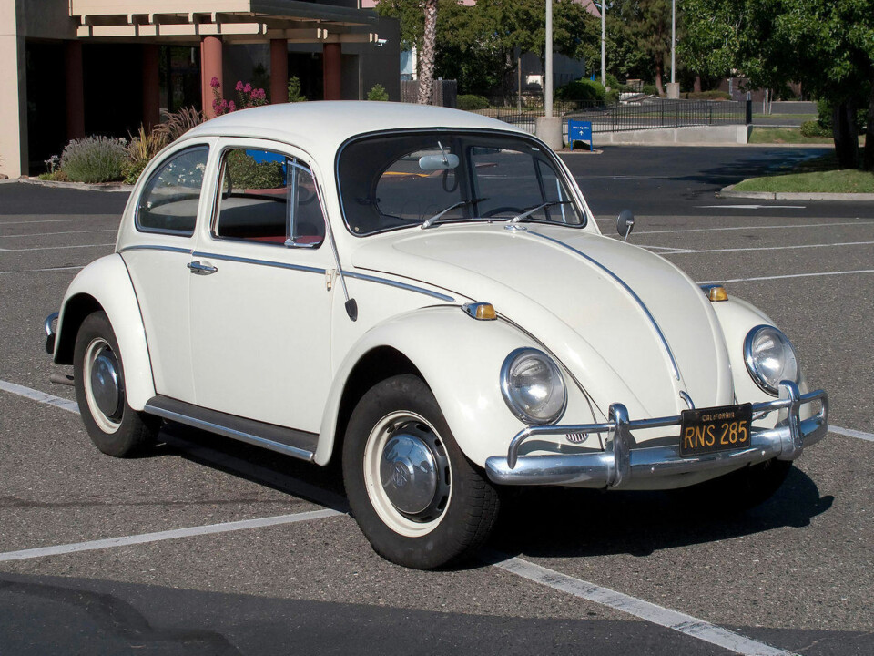 ELSKER BIL: Amerikaneren Edward Smith elsker en hvit VW Boble. Her en 1966-modell.