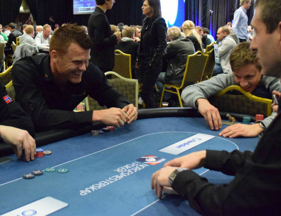GOD STEMNING: John Arne Riise forteller til Side3 at han har gledet seg i mange måneder til å delta norgesmesterskapet i Dublin. Her fra hovedturneringen i torsdag.