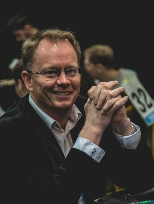 ARRANGØR: Frode Fagerli er mannen som står bak norgesmesterskapet i poker. Dette er 13. året på rad mesterskapet setter deltakerrekord i hovedturneringen. - Veldig gøy, sier Fagerli.