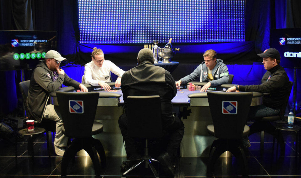 HØY KLASSE: Gutta som sitter på finalebordet i norgesmesterskapet i poker leverer poker av høy klasse, mener pokereksperter.