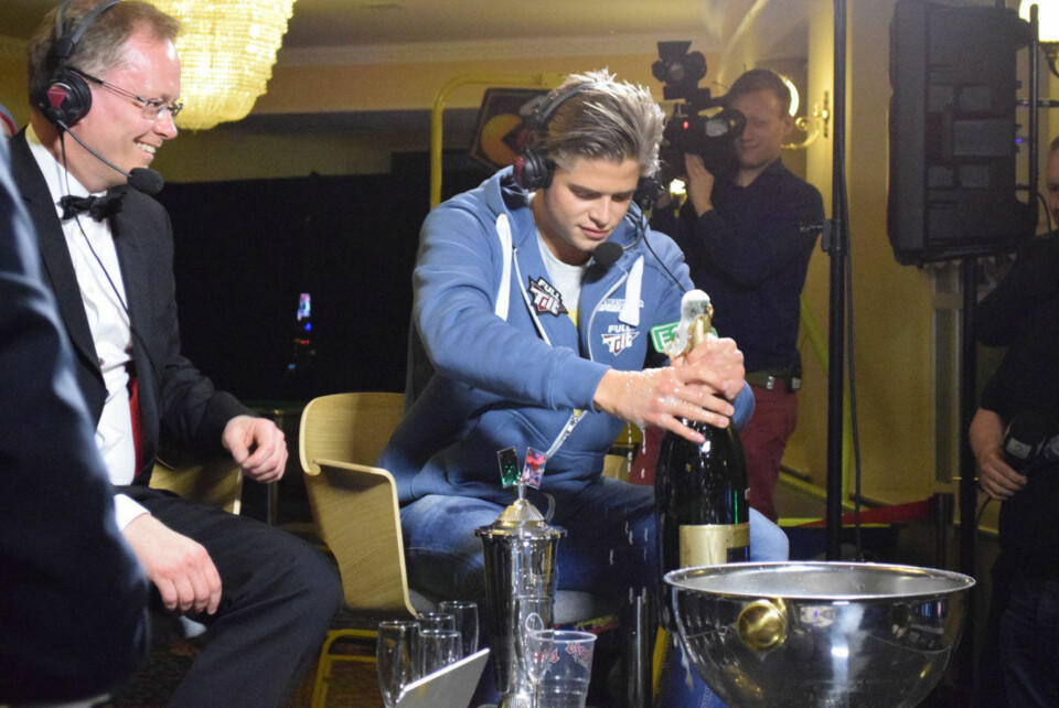 FEST: Etter seieren måtte det selvfølgelig champagne til.
