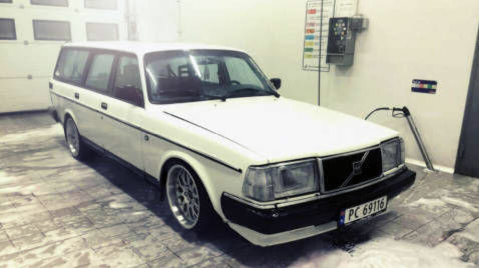 Ida Marie er naturligvis over middels opptatt av at bilen skal se skikkelig ut. Derfor får den god pleie.