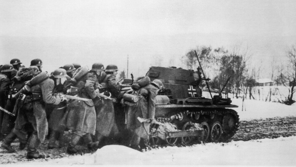 9. APRIL 1940: Kunne tyskerne ha blitt stoppet? Her ser vi tysk infanteri ta dekke bak en stridsvogn under innvasjonen av Norge i 1940.