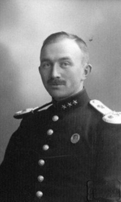 Oberst Konrad Sundlo hadde tidligere vært redaktør i Drammens Tidene før han ble major og senere oberst og øverstkommanderende i Narvik i 1933. Samme år meldte han seg inn i Nasjonal Samling. Han ble dømt til livsvarig fengsel etter krigen. I 1952 ble han benådet. Han døde i 1965 på Nesøya i Asker.