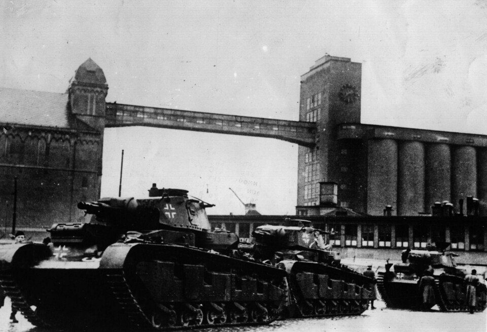 Det interessante her er NbFz foran VI. Det betyr Neubaufahrzeug og ble utviket på tidlig 30 tallet. Disse tanksene
så ut som tunge tanks, men hadde ikke den kanonbestykning man kunne forvente fra en tung tanks. De var mest laget til propagandaformål.