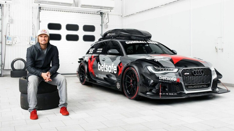 Jon Olsson er ikke kjent for å være plagsomt kjedelig når det kommer til valg av biler. Nå har hatt gjort det igjen. Det er bare såvidt det går an å se at utgangspunktet for denne bilen er en praktisk og romslig familiebil ...