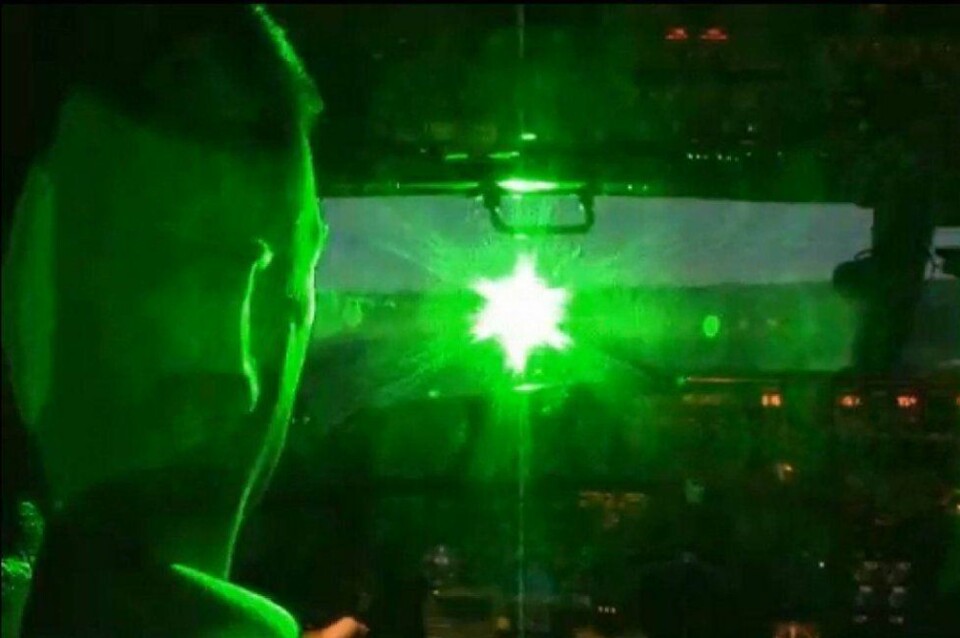 En pilot blendes av ei laserpenn. Nå blir det slutt på slike dingser.