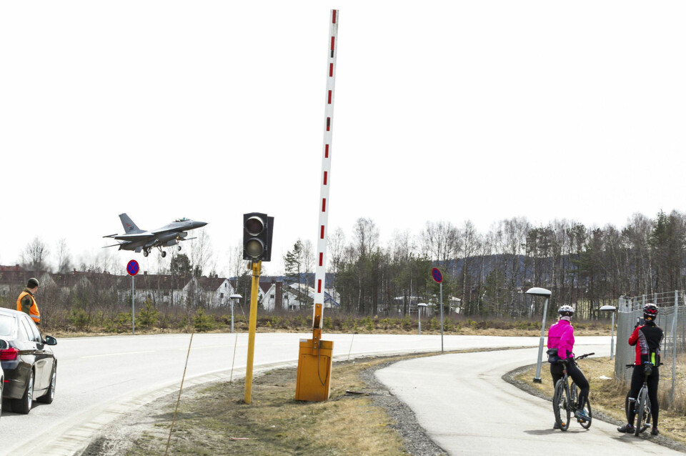 Her suser F16-flyet forbi få meter over bakken. Forsvaret lar bommene stå oppe