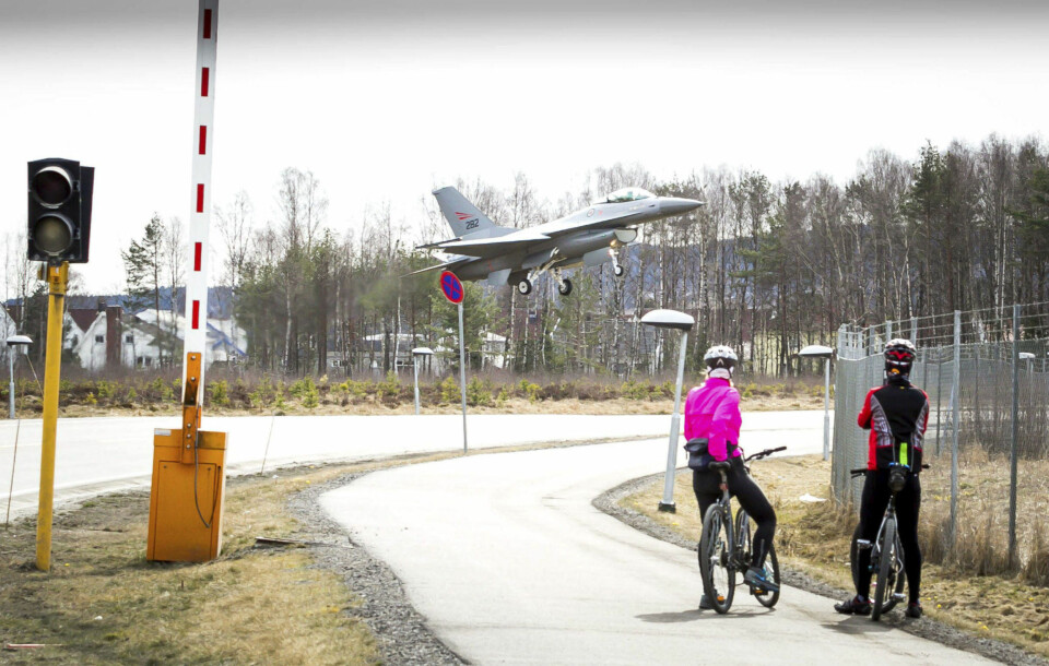 Her suser F16-flyet forbi få meter over bakken. Forsvaret lar bommene stå oppe