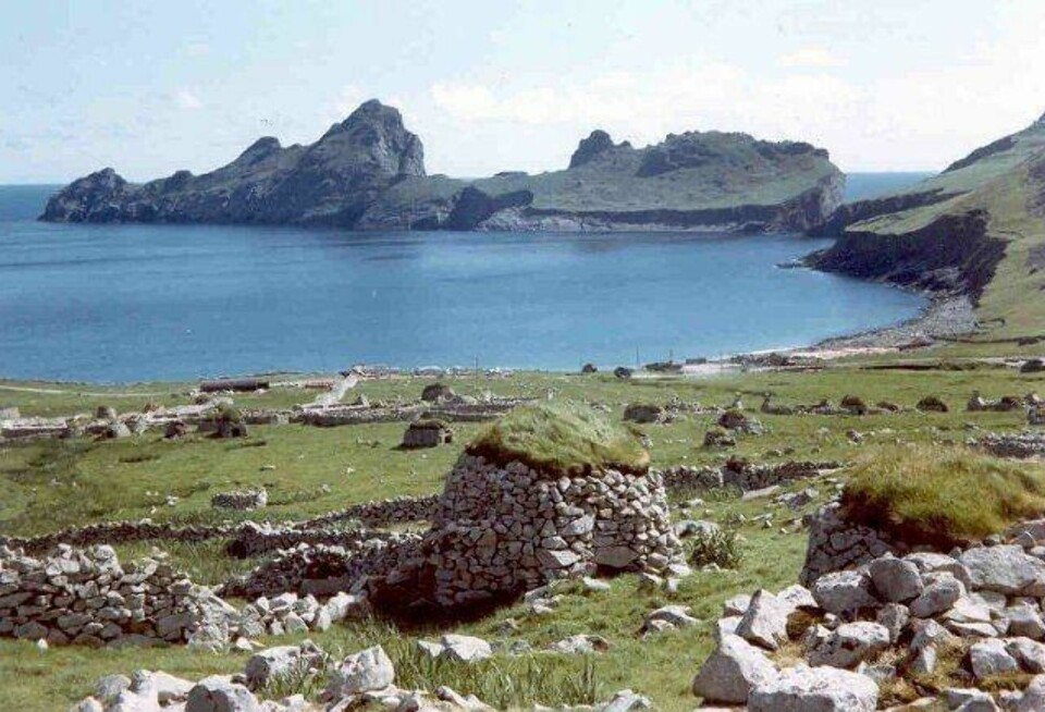 FRAFLYTTET: Et bilde viser den fraflyttede landsbyen Village Bay i øygruppa St. Kilda. Mennesker skal ha overlevd de harde værforholdene i over 2000 år før de ble evakuert i 1930 av skotske myndigheter. Øya er i dag uten fastboende.