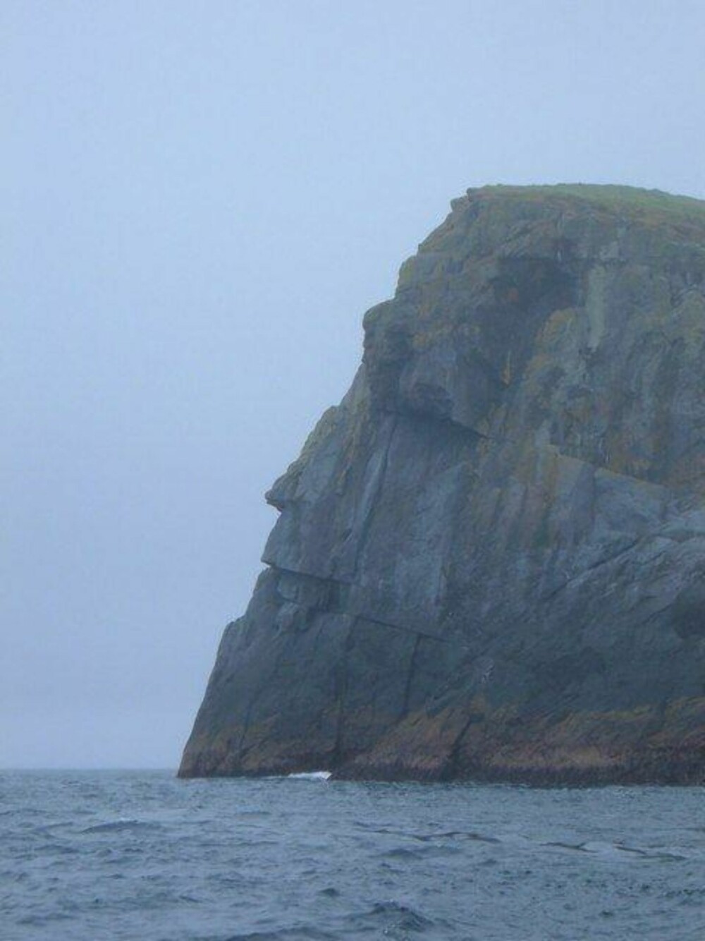 HARDE FORHOLD: Livet på St. Kilda var ingen spøk. Øygruppa har noen av Storbritannias høyeste og bratteste klipper. Her et bilde av den 62 meter høye klippen Stac Levenish.