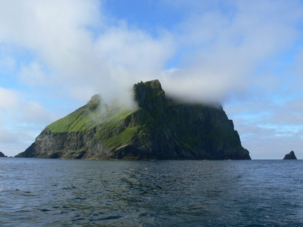 UBEBODD: Øya Soay i øygruppa var aldri bebodd, men et yndig jaktmarked for sau og fugl. Her et bilde av øya i morgentåken.